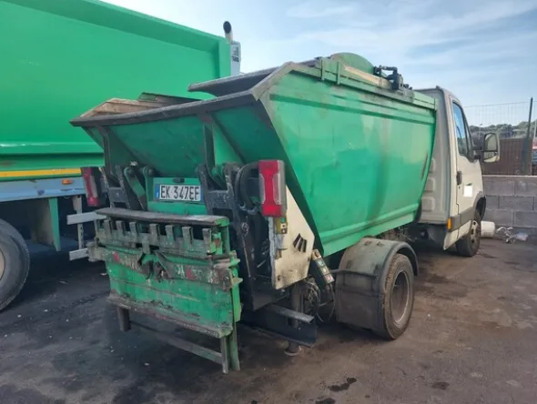 38#7528 Mini compattatore vasca Iveco