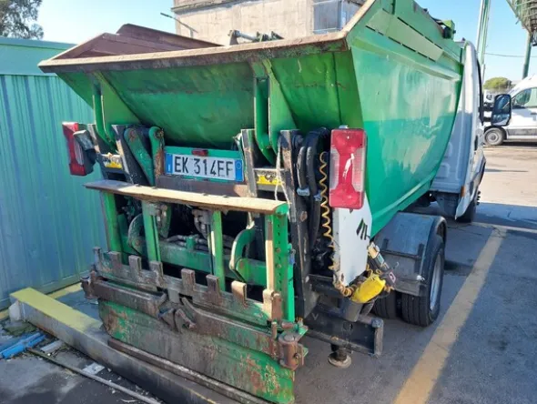 5#7528 Mini compattatore vasca Iveco