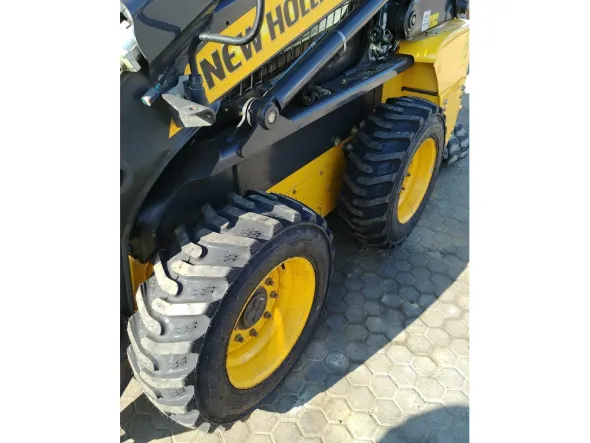 Mini Pala caricatrice skid loader bobcat New Holland L218