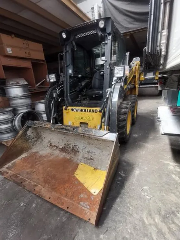 1#4531 MINIPALA COMPATTA NEW HOLLAND L213