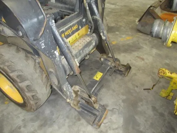 8#3444 Minipala semovente New Holland