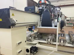 MN1068-1435Centro di lavoro per falegnameria