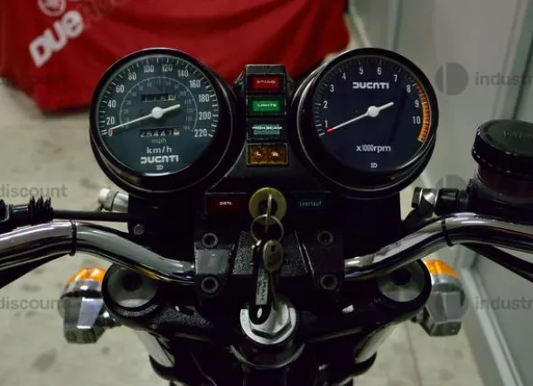 17#9982 Moto Ducati 900 Darmah