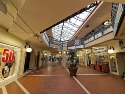 #26266 Negozi a reddito in centro commerciale con impianto fotovoltaico