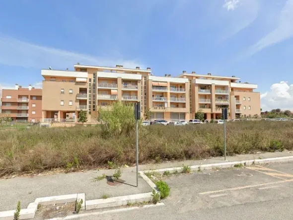 #24330 Negozio al grezzo con corte esclusiva e cantina(sub 1)
