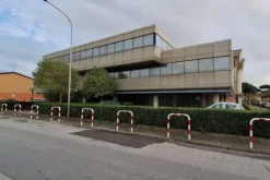 #24707 Negozio al piano terra con magazzino e posti auto di proprietà