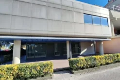 #24707 Negozio al piano terra con magazzino e posti auto di proprietà