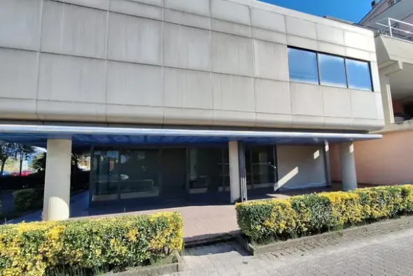 #24707 Negozio al piano terra con magazzino e posti auto di proprietà