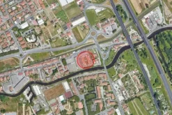 #24707 Negozio al piano terra con magazzino e posti auto di proprietà