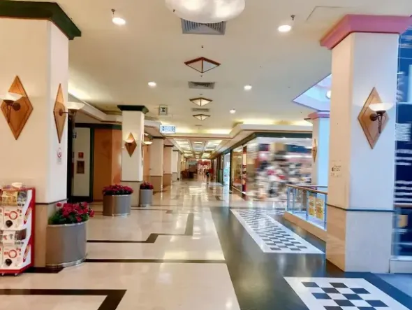 #20835 Negozio al terzo livello in centro commerciale (sub. 93)