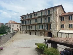 #2536389 Negozio con cantina e posto auto coperto in edificio storico