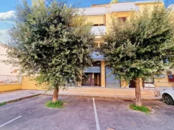 #22090 Negozio con corte pertinenziale