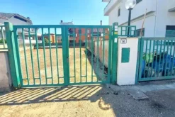 #25686 Negozio con magazzino e due posti auto