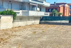 #25686 Negozio con magazzino e due posti auto