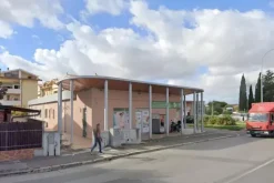 #26137 Negozio con parcheggio e cantina in complesso commerciale