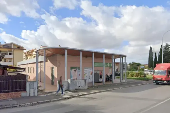 #26137 Negozio con parcheggio e cantina in complesso commerciale