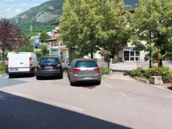 #22084 Negozio con posti auto