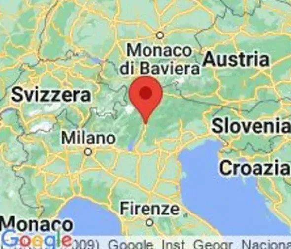 #22084 Negozio con posti auto