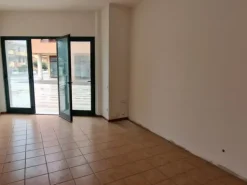 #2537419 Negozio con posto auto in complesso residenziale