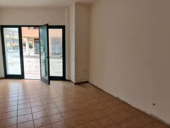 #2537419 Negozio con posto auto in complesso residenziale