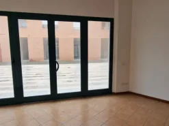 #2537419 Negozio con posto auto in complesso residenziale