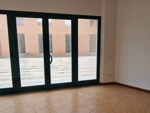 #2537419 Negozio con posto auto in complesso residenziale