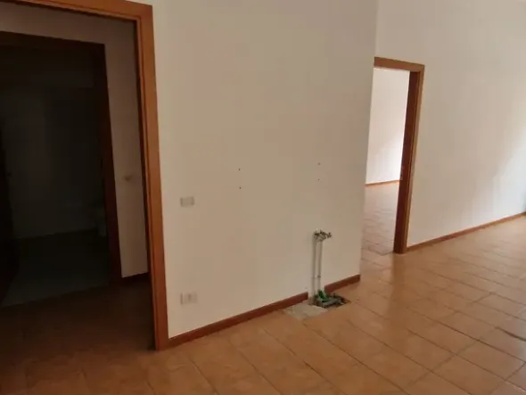 #2537419 Negozio con posto auto in complesso residenziale
