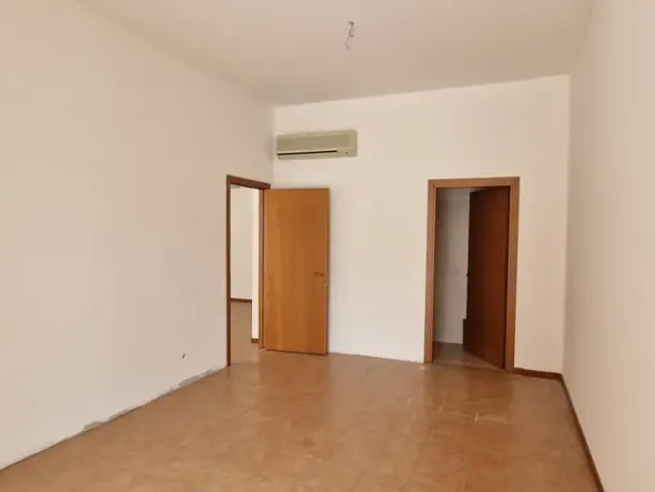 #2537419 Negozio con posto auto in complesso residenziale