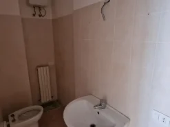#2537419 Negozio con posto auto in complesso residenziale