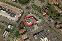 #2537305 Negozio con servizi in edificio polifunzionale