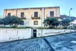 #2537369 Negozio e cantina in edificio polifunzionale