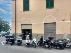 #23526 Negozio nel porto di Savona