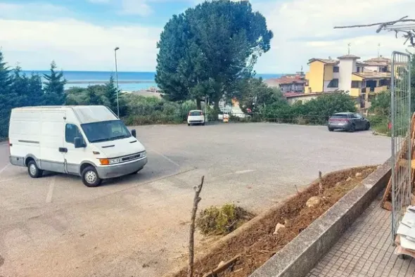 #2519023 Negozio piano seminterrato e parcheggio