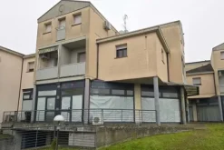 #25214 Negozio piano terra in edificio polifunzionale