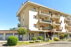 #25685 Negozio piano terra in zona residenziale