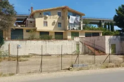 #14699 Negozio seminterrato con zona parcheggio