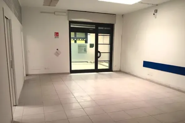 #2638329 Negozio (sub 60) in edificio polifunzionale