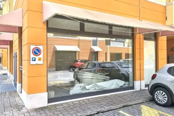 #2536118 Negozio (sub 249) in edificio polifunzionale