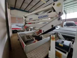 4#5641 Nissan Cabstar con piattaforma aerea Isoli