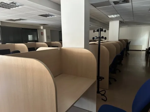 offro postazioni e sedie ufficio in ottimo stato
