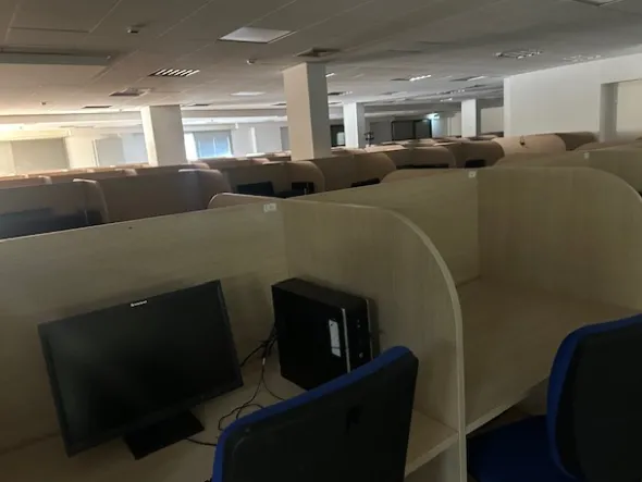offro postazioni e sedie ufficio in ottimo stato