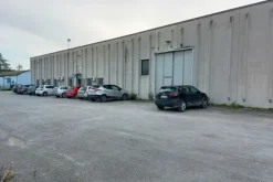 #19551 Opificio con corte esterna e frustoli di terreno