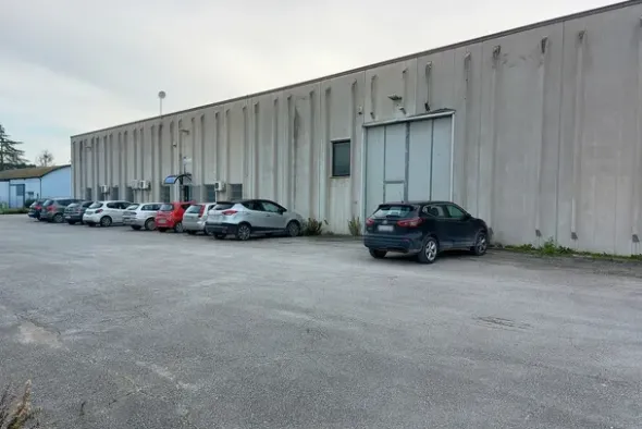 #19551 Opificio con corte esterna e frustoli di terreno