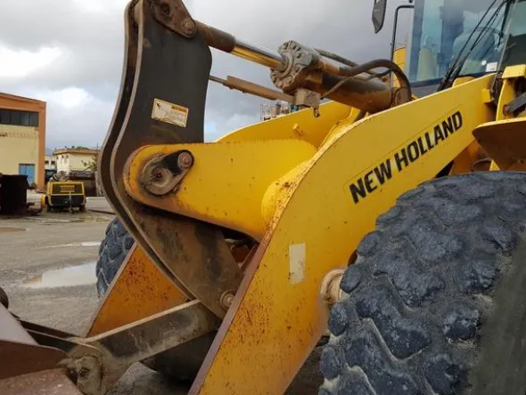 13#4479 Pala gommata New Holland