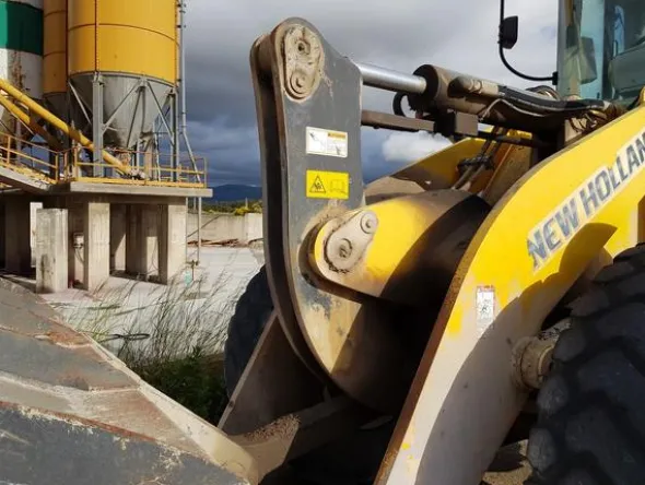 21#4479 Pala meccanica gommata New Holland