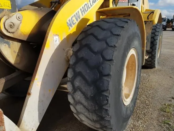 21#4479 Pala meccanica gommata New Holland