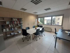 #2639425 Palazzina direzionale su tre livelli con ampia corte