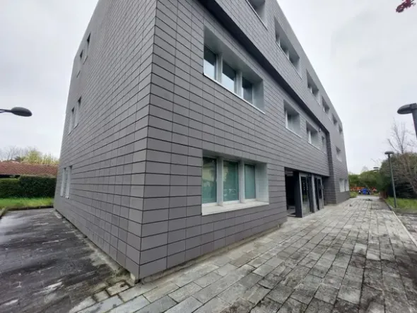 #2639425 Palazzina direzionale su tre livelli con ampia corte