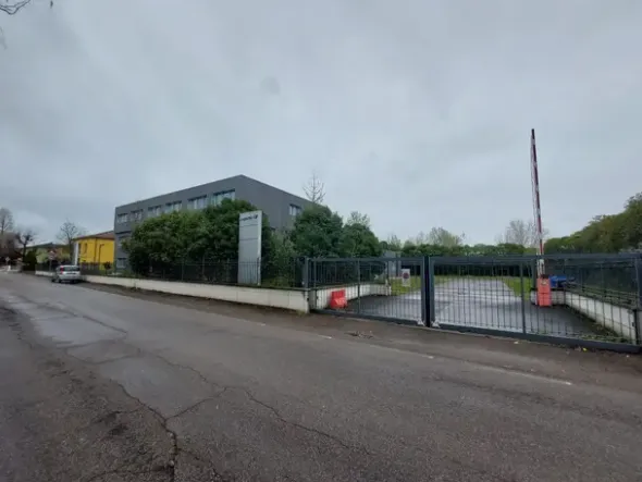 #2639425 Palazzina direzionale su tre livelli con ampia corte
