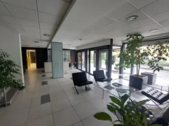 #2639425 Palazzina direzionale su tre livelli con ampia corte